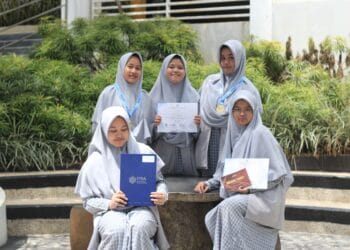 Thursina IIBS Berinovasi dalam Glocolis IYSA 2024: Bioetanol dari Kulit Pisang dan Ampas Kopi