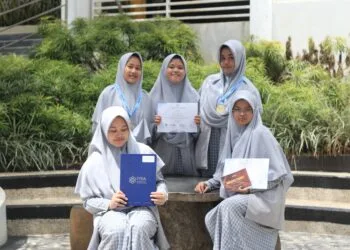 Thursina IIBS Berinovasi dalam Glocolis IYSA 2024: Bioetanol dari Kulit Pisang dan Ampas Kopi