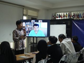 Di Balik Gemerlap Hallyu: Dosen University of Melbourne Ungkap Ketimpangan Sosial Lewat Bahasa di Kelas HI UMM